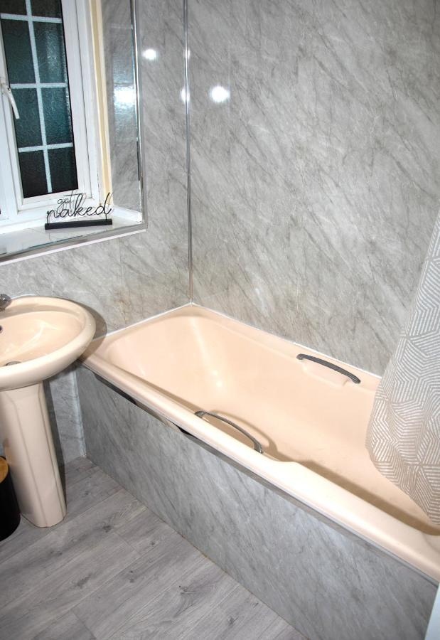 Xb Property - Comfy House Perfect For Families Contractors Relocators West Bromwich Exterior photo