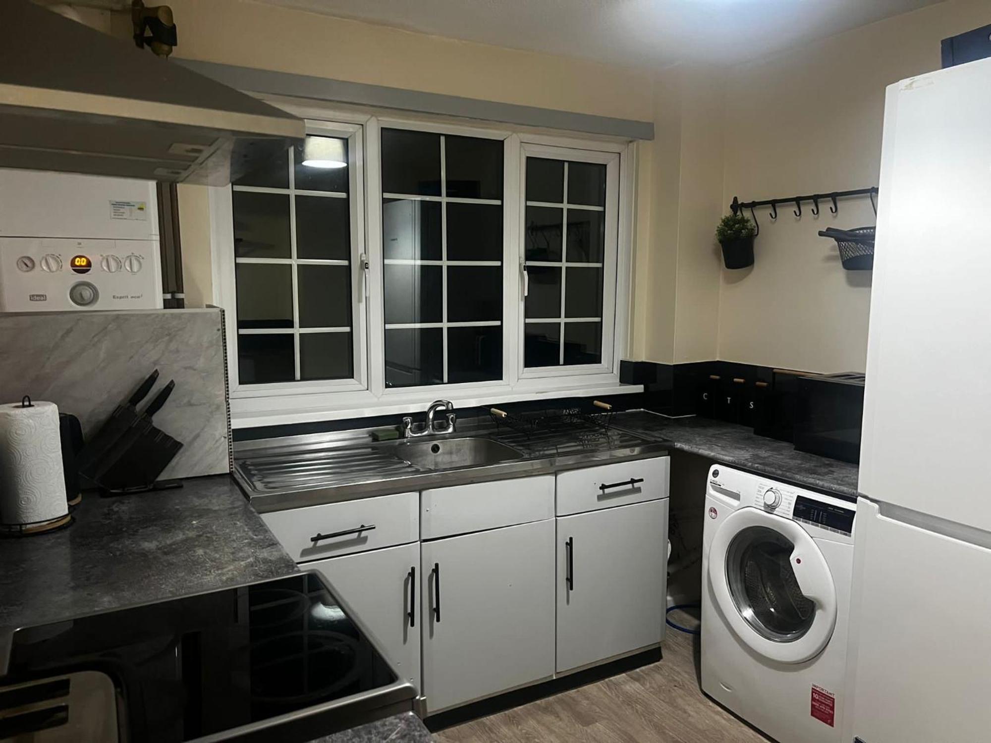 Xb Property - Comfy House Perfect For Families Contractors Relocators West Bromwich Exterior photo